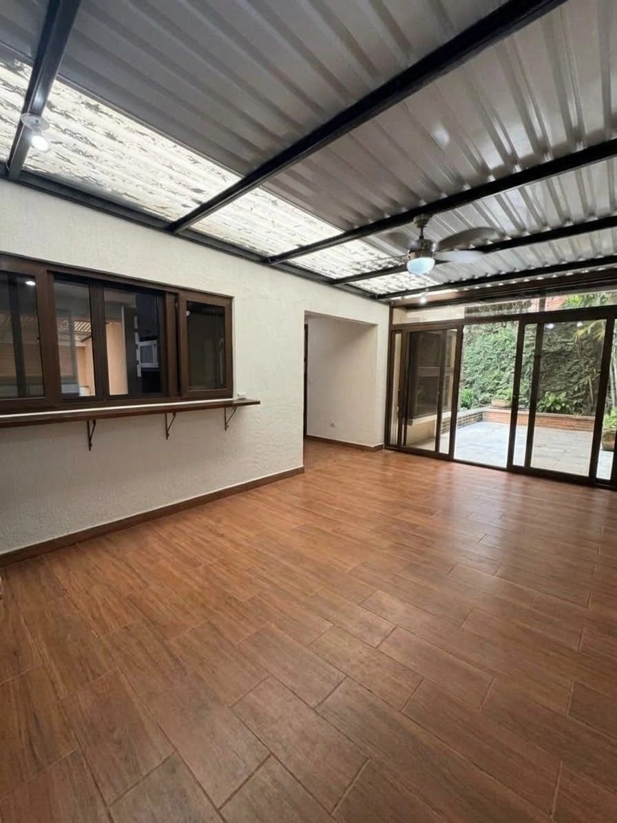 Elegante Casa en alquiler, Oakland, zona 10 — Casa en Alquiler en Zona 10, Guatemala, Ciudad — foto 1 de 15