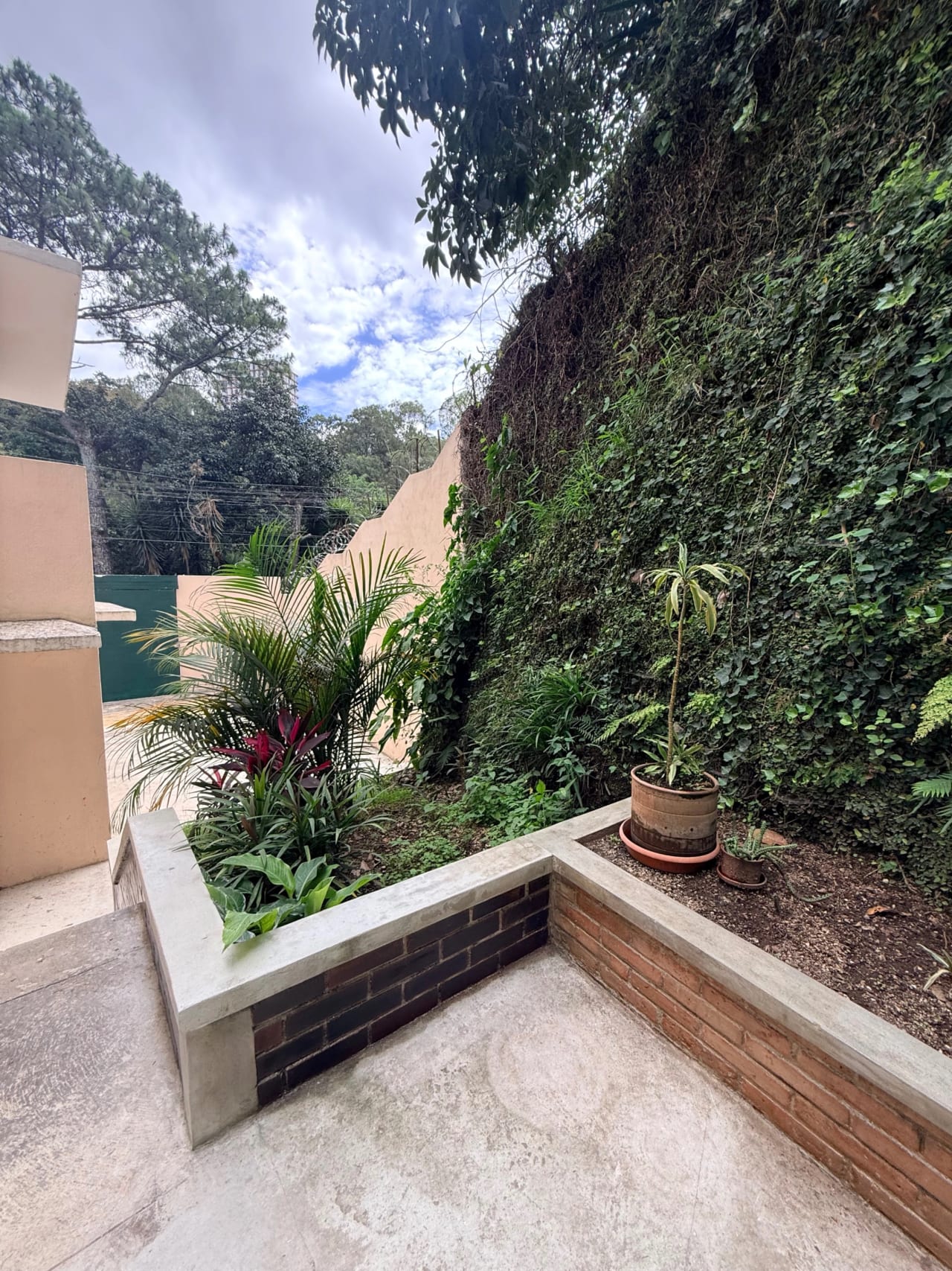 Elegante Casa en alquiler, Oakland, zona 10 — Casa en Alquiler en Zona 10, Guatemala, Ciudad — foto 2 de 15