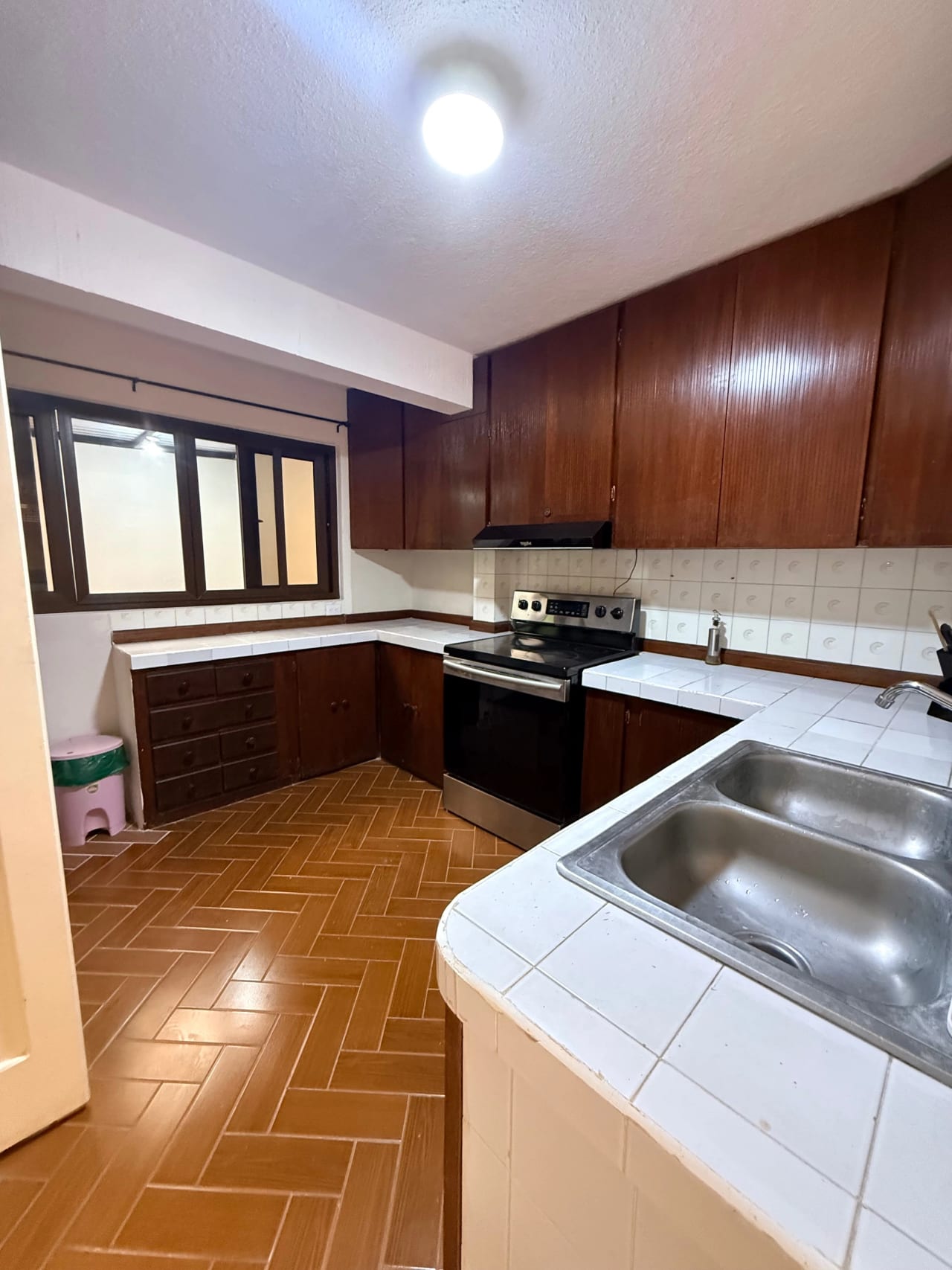 Elegante Casa en alquiler, Oakland, zona 10 — Casa en Alquiler en Zona 10, Guatemala, Ciudad — foto 4 de 15