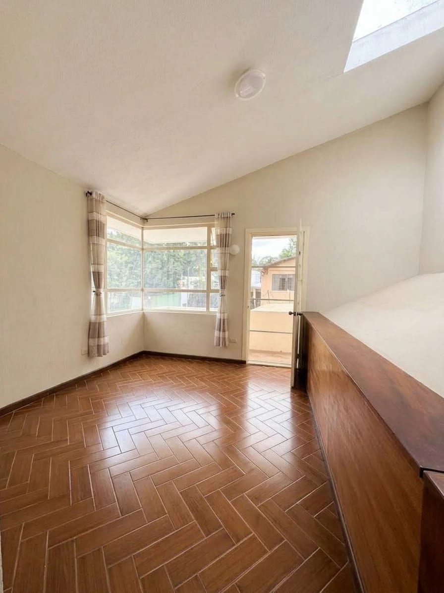 Elegante Casa en alquiler, Oakland, zona 10 — Casa en Alquiler en Zona 10, Guatemala, Ciudad — foto 13 de 15