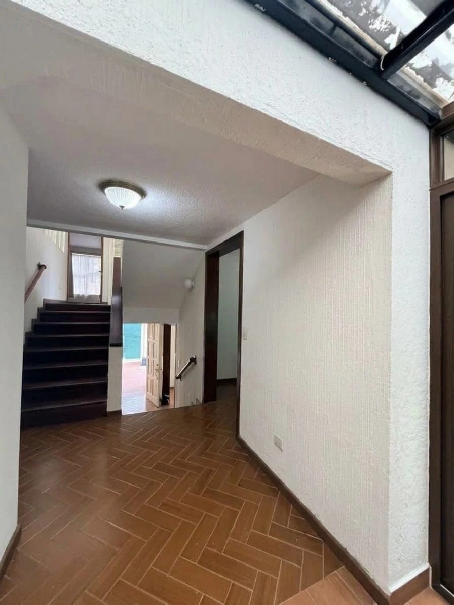 Elegante Casa en alquiler, Oakland, zona 10 — Casa en Alquiler en Zona 10, Guatemala, Ciudad — foto 14 de 15