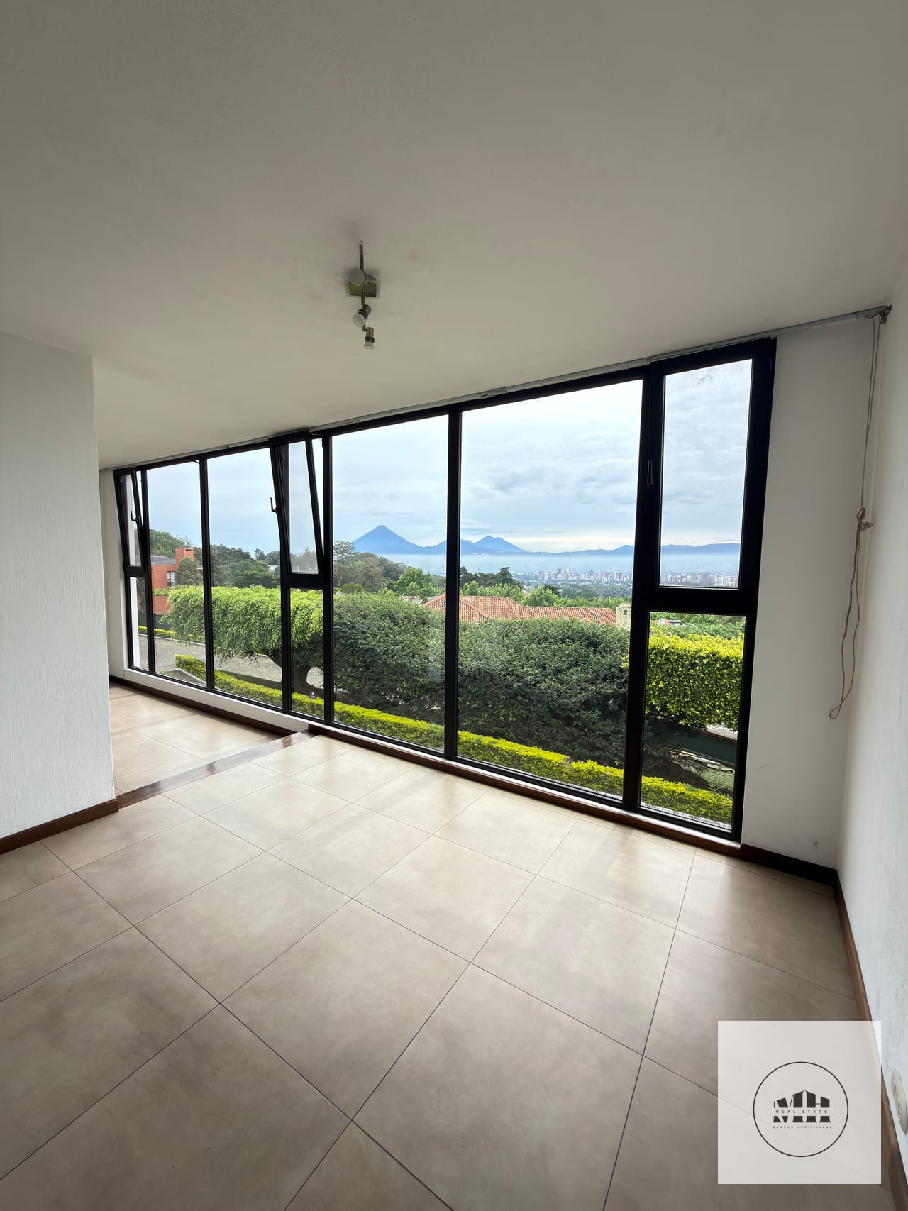 Bellisima casa en renta zona 10 — Casa en Alquiler en Zona 10, Guatemala, Ciudad — foto 1 de 17