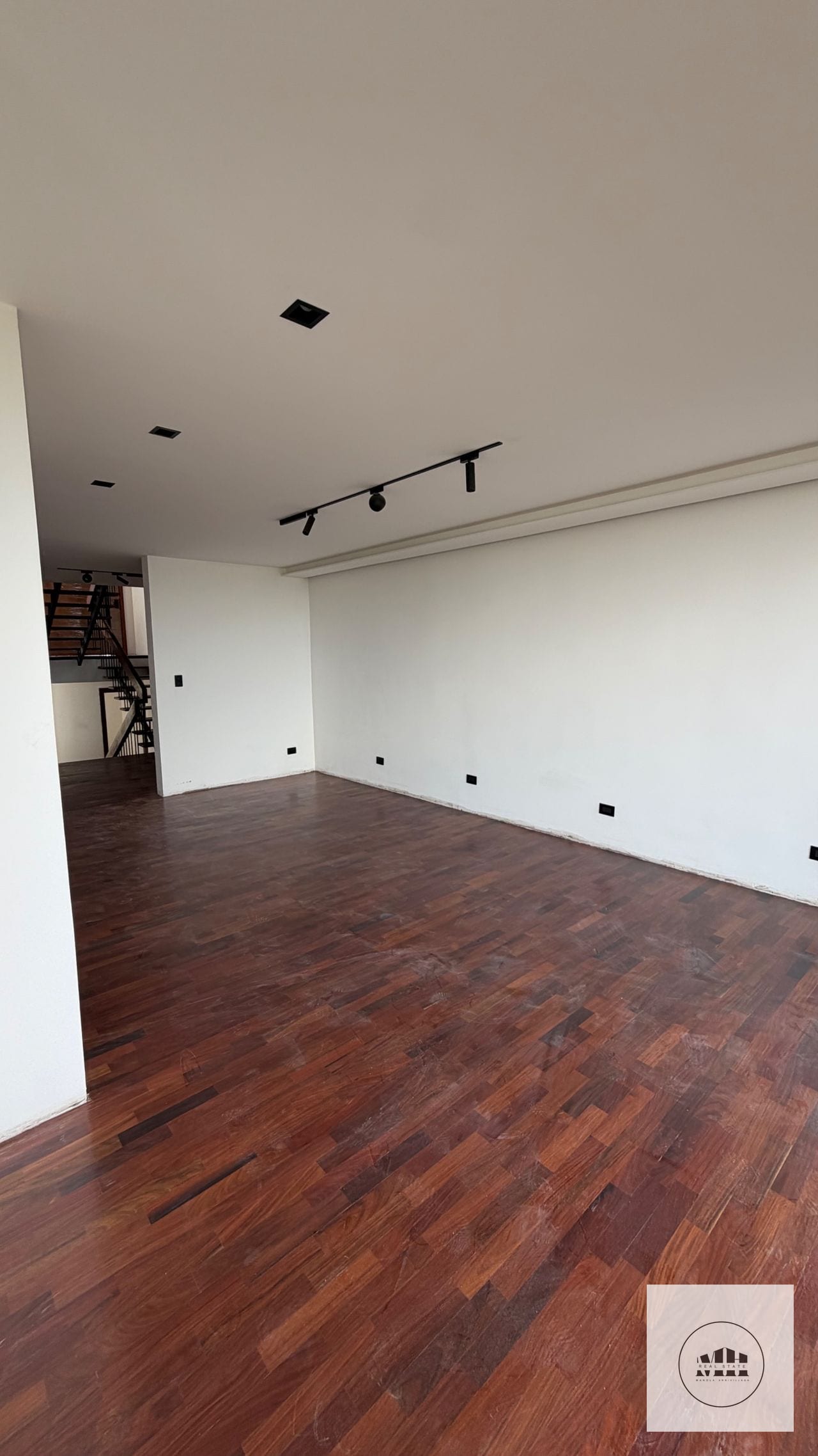Bellisima casa remodelada zona 10 — Casa en Alquiler en Zona 10, Guatemala, Ciudad — foto 2 de 14