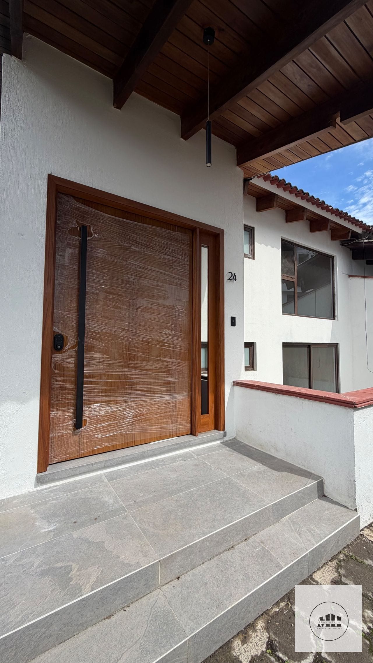 Bellisima casa remodelada zona 10 — Casa en Alquiler en Zona 10, Guatemala, Ciudad — foto 1 de 14