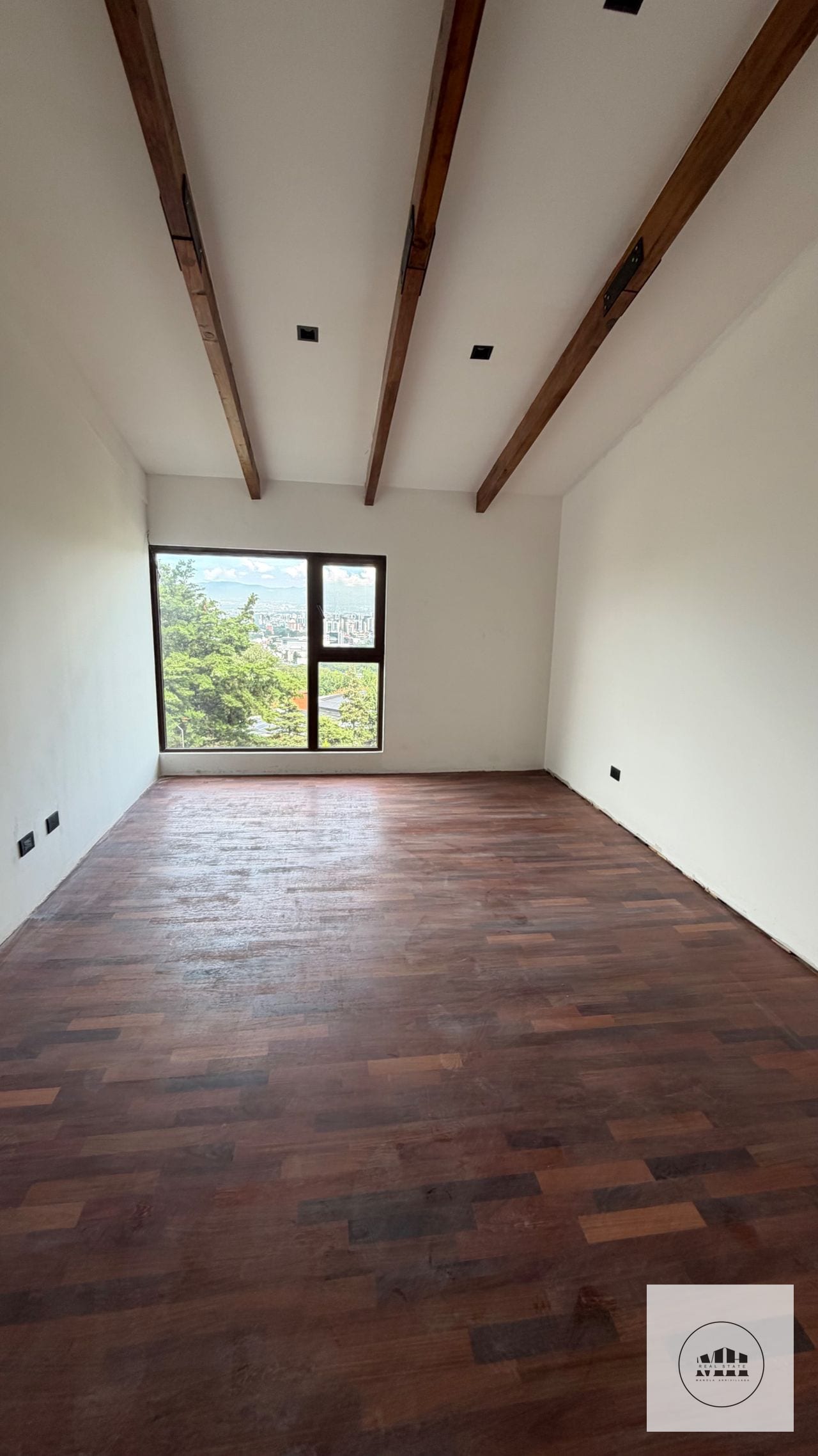 Bellisima casa remodelada zona 10 — Casa en Alquiler en Zona 10, Guatemala, Ciudad — foto 7 de 14