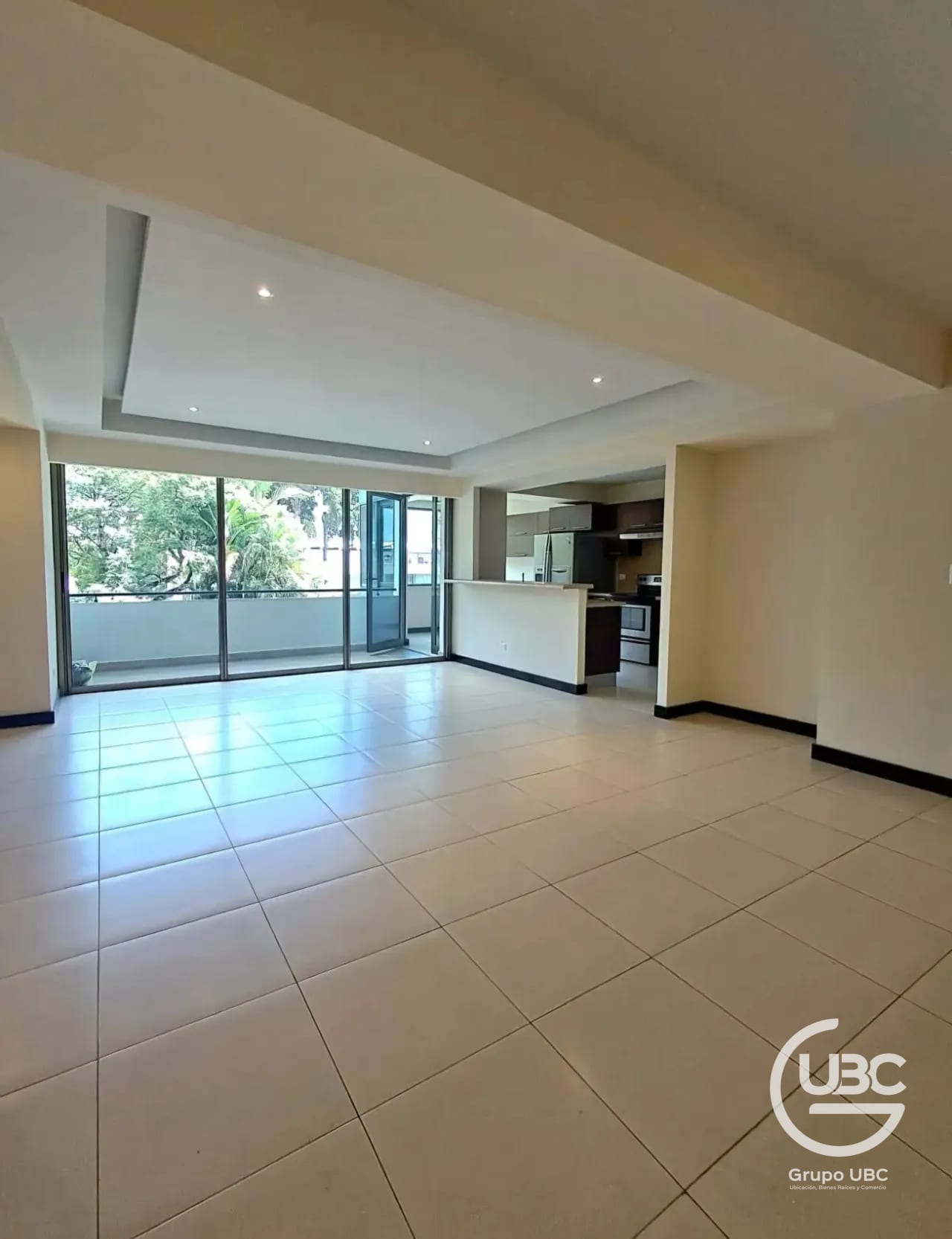 Amplio apartamento en renta en zona 14 sobre 5ta. Avenida — Apartamento en Alquiler en Cobella, Zona 14, Guatemala, Ciudad — foto 1 de 14