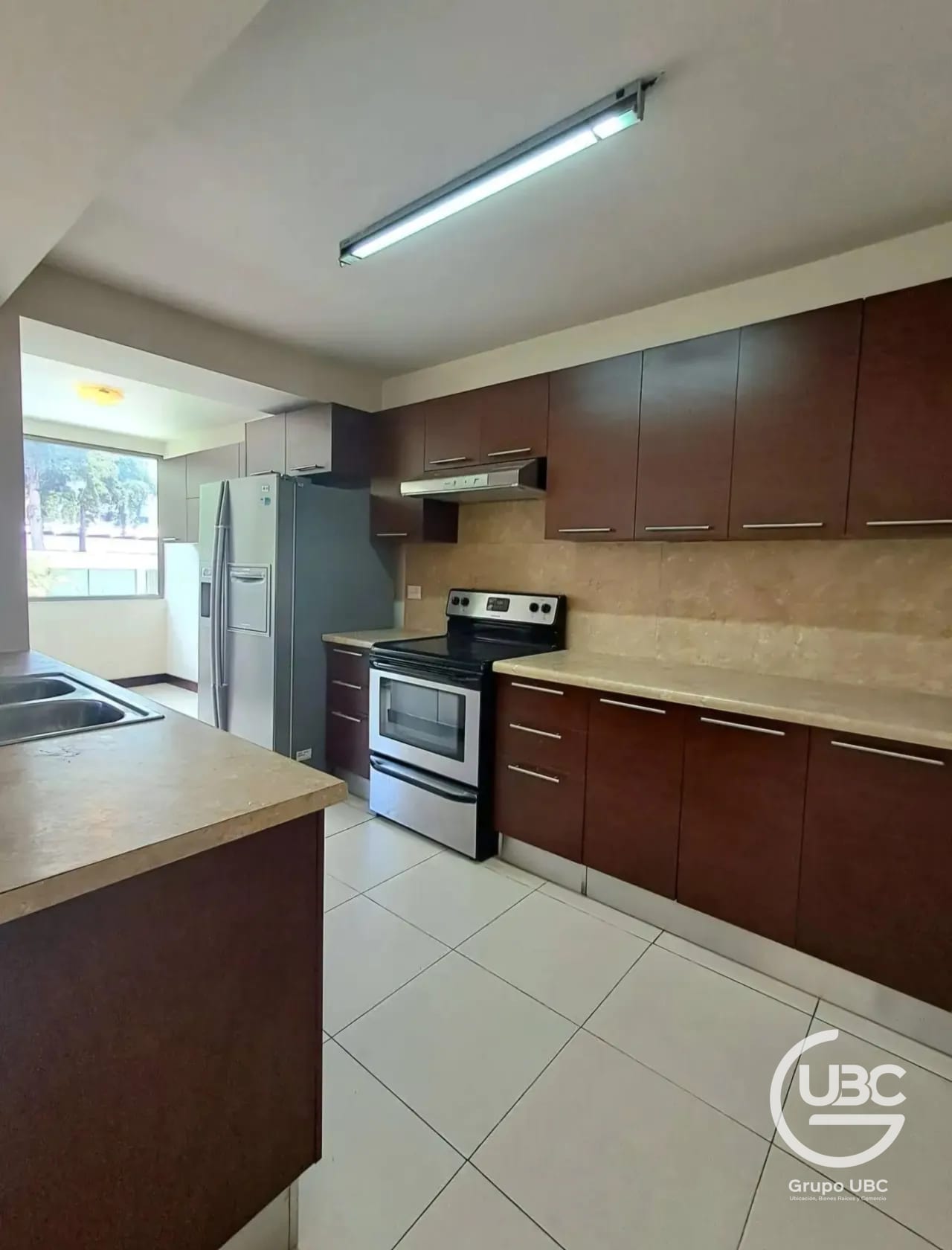 Amplio apartamento en renta en zona 14 sobre 5ta. Avenida — Apartamento en Alquiler en Cobella, Zona 14, Guatemala, Ciudad — foto 2 de 14