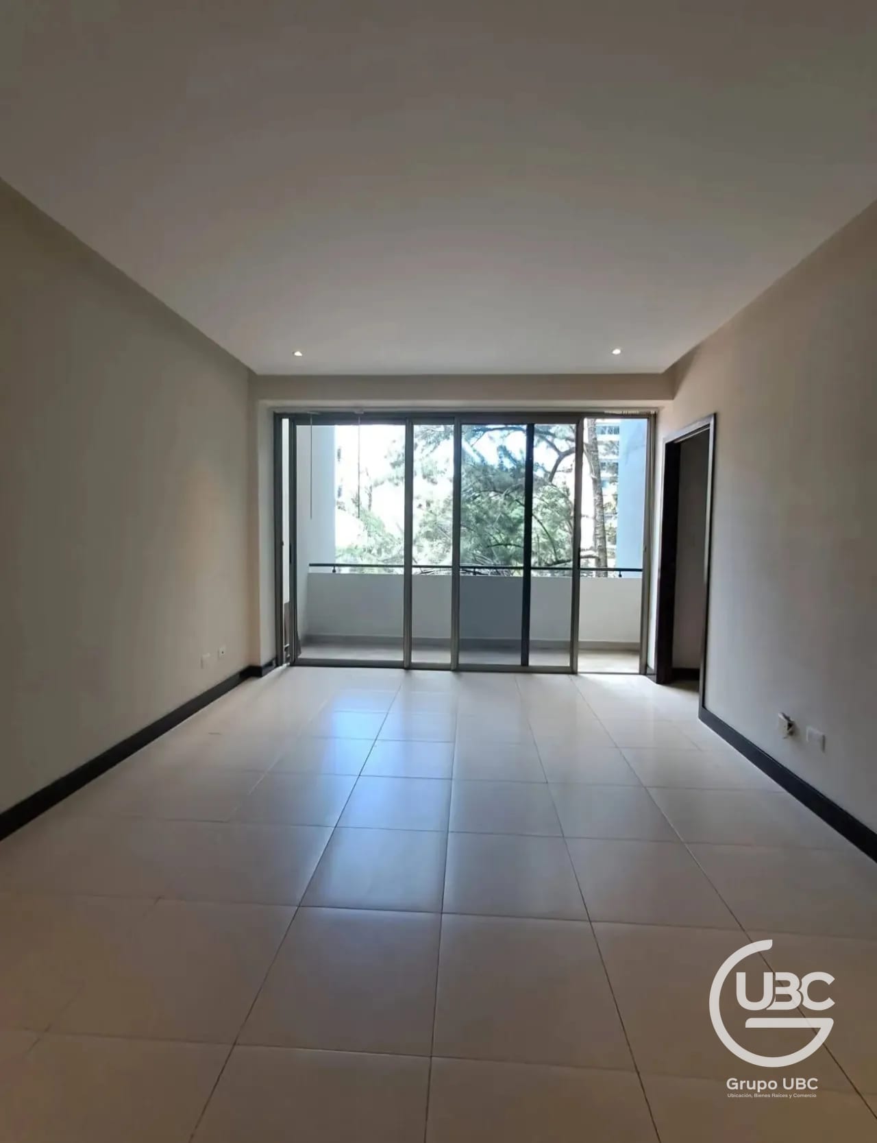 Amplio apartamento en renta en zona 14 sobre 5ta. Avenida — Apartamento en Alquiler en Cobella, Zona 14, Guatemala, Ciudad — foto 8 de 14