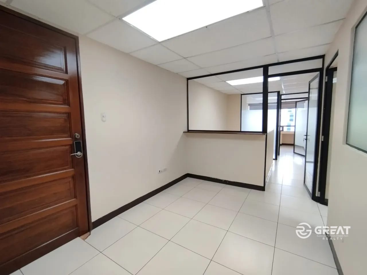 Oficina en Renta en Zona 10 | Edificio Géminis 10 — Oficina en Alquiler en Zona Viva, Zona 10, Guatemala, Ciudad — foto 3 de 11