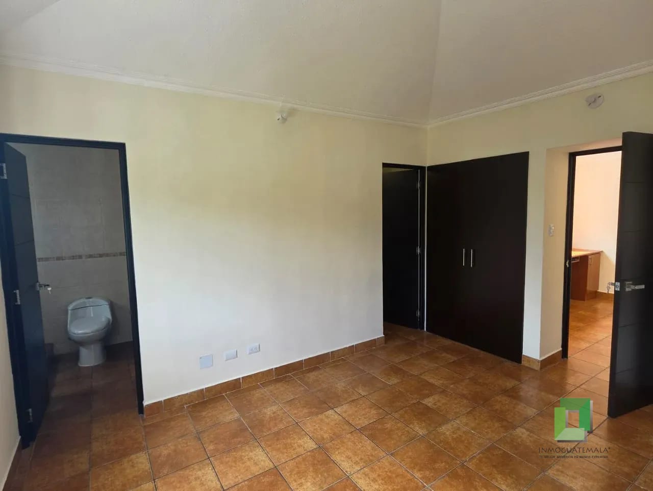 Casa Venta Jardines de Arrazola Entrada Olmeca — Casa en Venta en Jardines de Arrazola, Carretera a El Salvador, Guatemala, Ciudad — foto 2 de 16