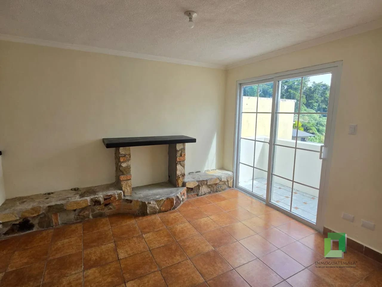 Casa Venta Jardines de Arrazola Entrada Olmeca — Casa en Venta en Jardines de Arrazola, Carretera a El Salvador, Guatemala, Ciudad — foto 3 de 16