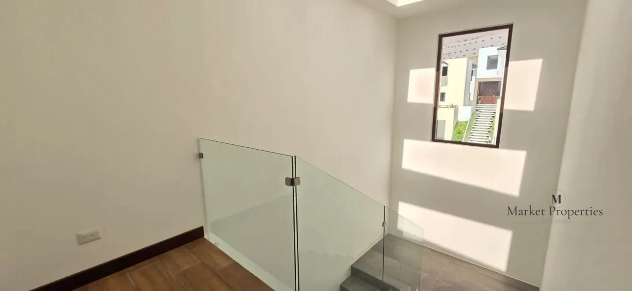 Casa en alquiler Zona 16, Lomas de San Isidro, 4 habitaciones — Casa en Alquiler en Lomas de San Isidro, Zona 16, Guatemala, Ciudad — foto 4 de 10