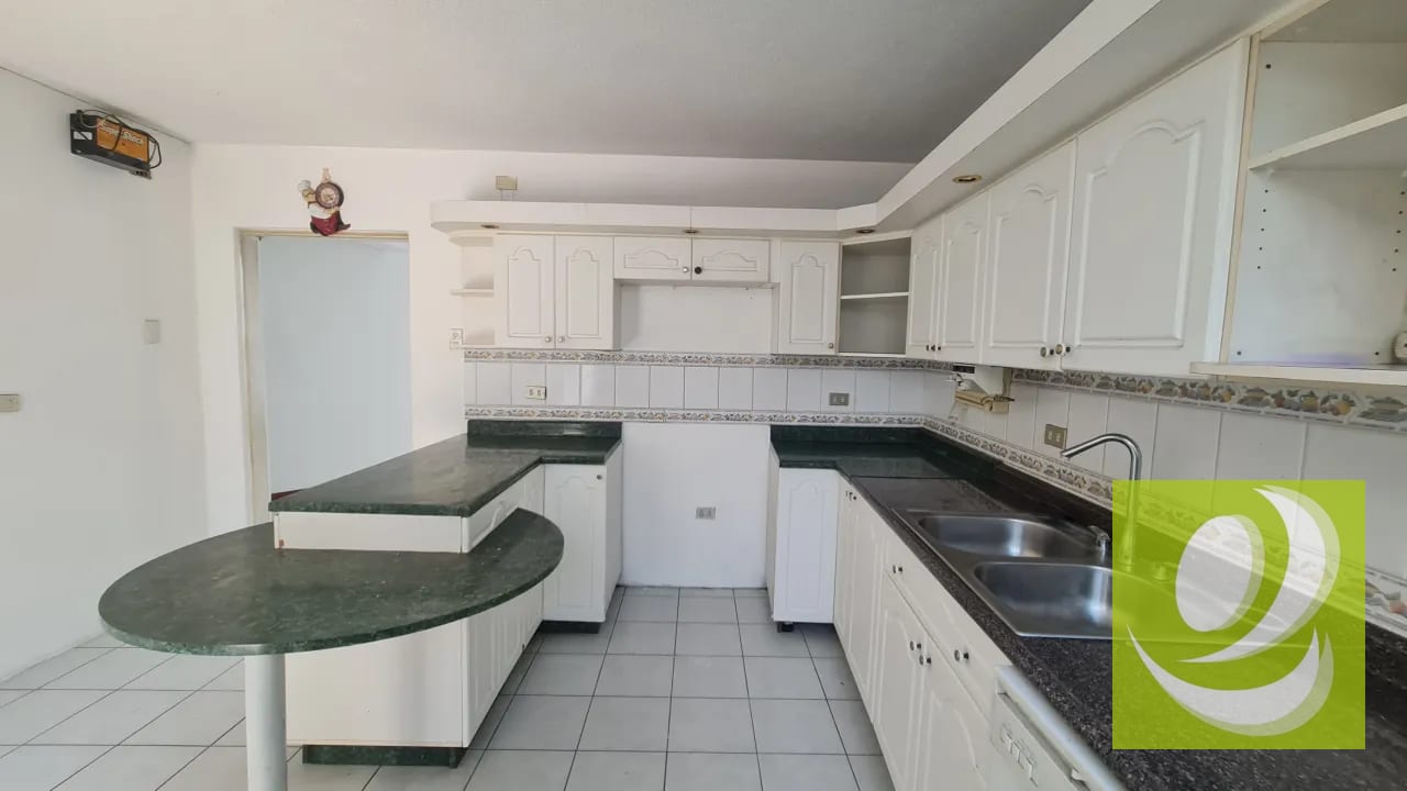 Amplia Casa en Renta con Jardín y 4 Parqueos en Bosques de San Nicolás — Casa en Alquiler en Bosques de San Nicolás, Zona 4 Mixco, Guatemala, Ciudad — foto 1 de 5