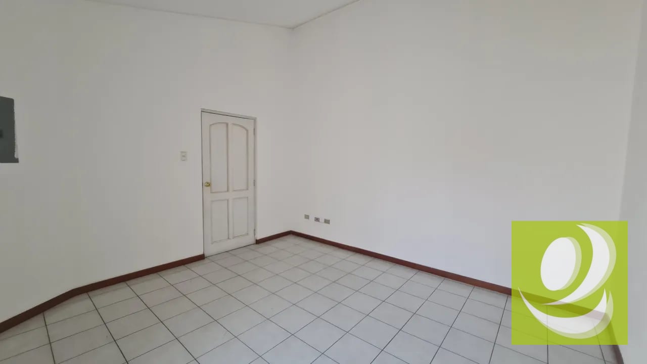Amplia Casa en Renta con Jardín y 4 Parqueos en Bosques de San Nicolás — Casa en Alquiler en Bosques de San Nicolás, Zona 4 Mixco, Guatemala, Ciudad — foto 3 de 5