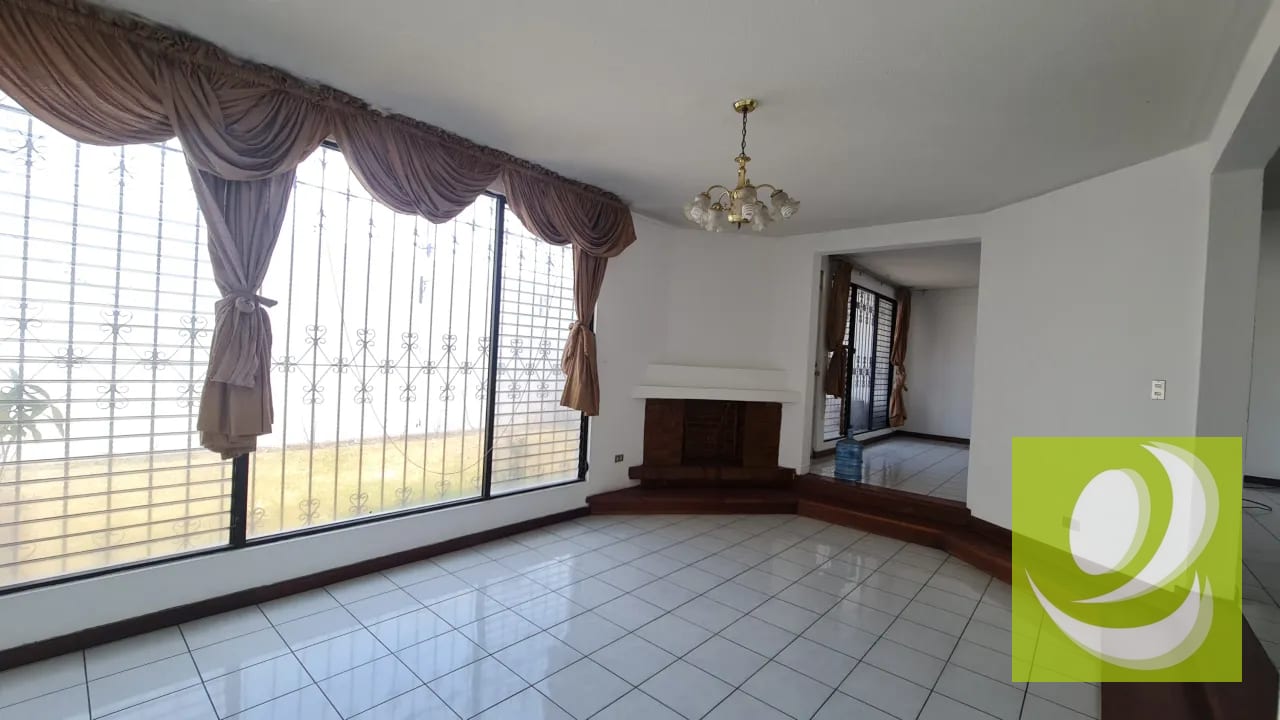 Amplia Casa en Renta con Jardín y 4 Parqueos en Bosques de San Nicolás — Casa en Alquiler en Bosques de San Nicolás, Zona 4 Mixco, Guatemala, Ciudad — foto 2 de 5