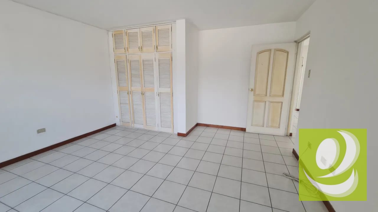 Amplia Casa en Renta con Jardín y 4 Parqueos en Bosques de San Nicolás — Casa en Alquiler en Bosques de San Nicolás, Zona 4 Mixco, Guatemala, Ciudad — foto 4 de 5
