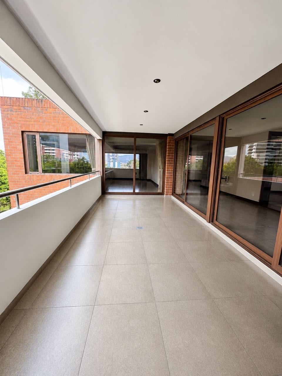 Apartamento en venta | 6 habitaciones | 6 parqueos | balcones | Gaudí, zona 14 — Apartamento en Venta en Zona 14, Guatemala, Ciudad — foto 8 de 10