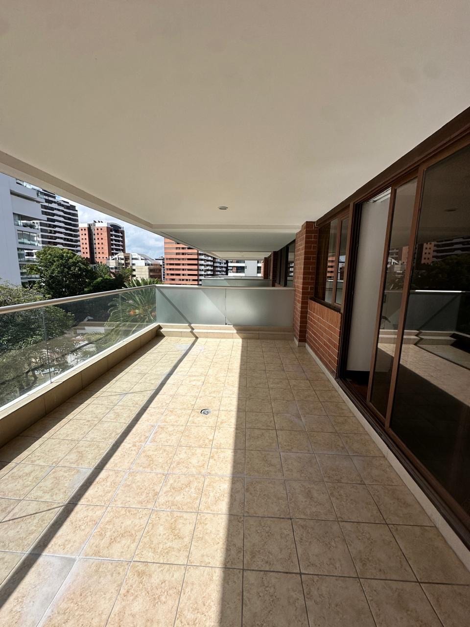 Apartamento en venta | 6 habitaciones | 6 parqueos | balcones | Gaudí, zona 14 — Apartamento en Venta en Zona 14, Guatemala, Ciudad — foto 9 de 10