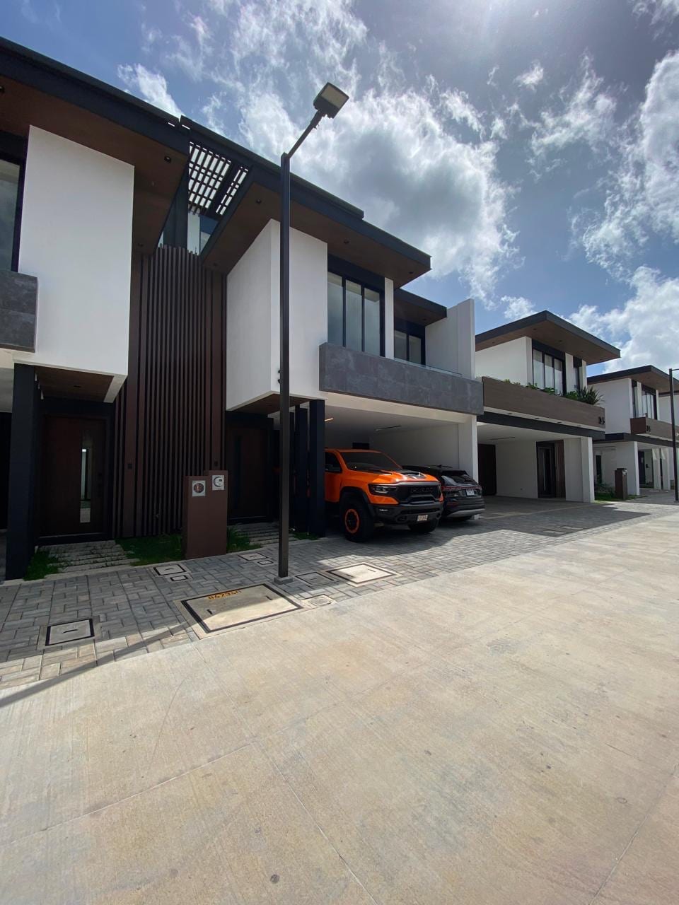 Casa en venta | 5 habitaciones | 3 parqueos | jardín | Molié zona 10 — Casa en Venta en Zona 10, Guatemala, Ciudad — foto 1 de 7