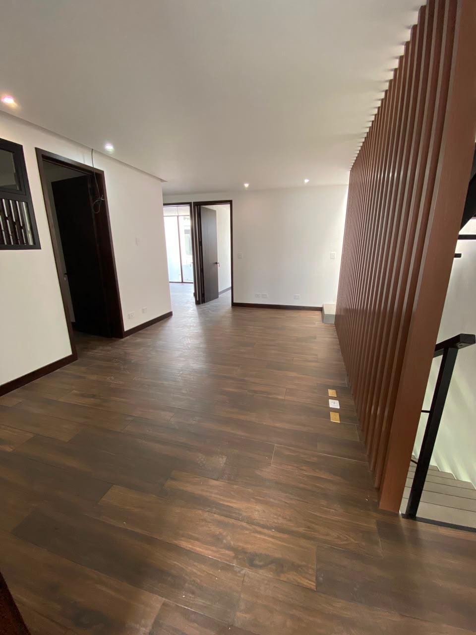 Casa en venta | 5 habitaciones | 3 parqueos | jardín | Molié zona 10 — Casa en Venta en Zona 10, Guatemala, Ciudad — foto 2 de 7