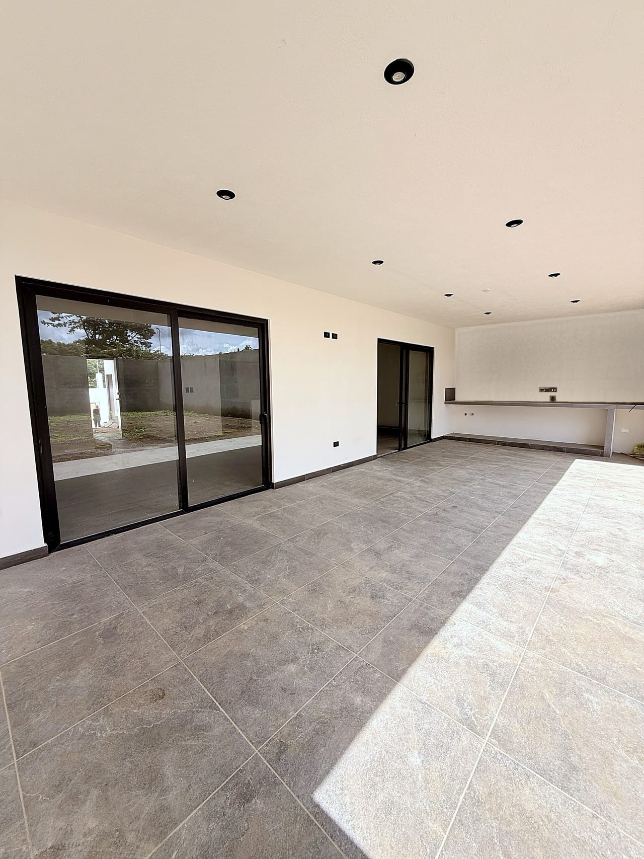 Casa en venta NUEVA | 4 habitaciones | 5 parqueos | Jardín — Casa en Venta en Arrazola Panorama, Carretera a El Salvador, Guatemala, Ciudad — foto 2 de 16