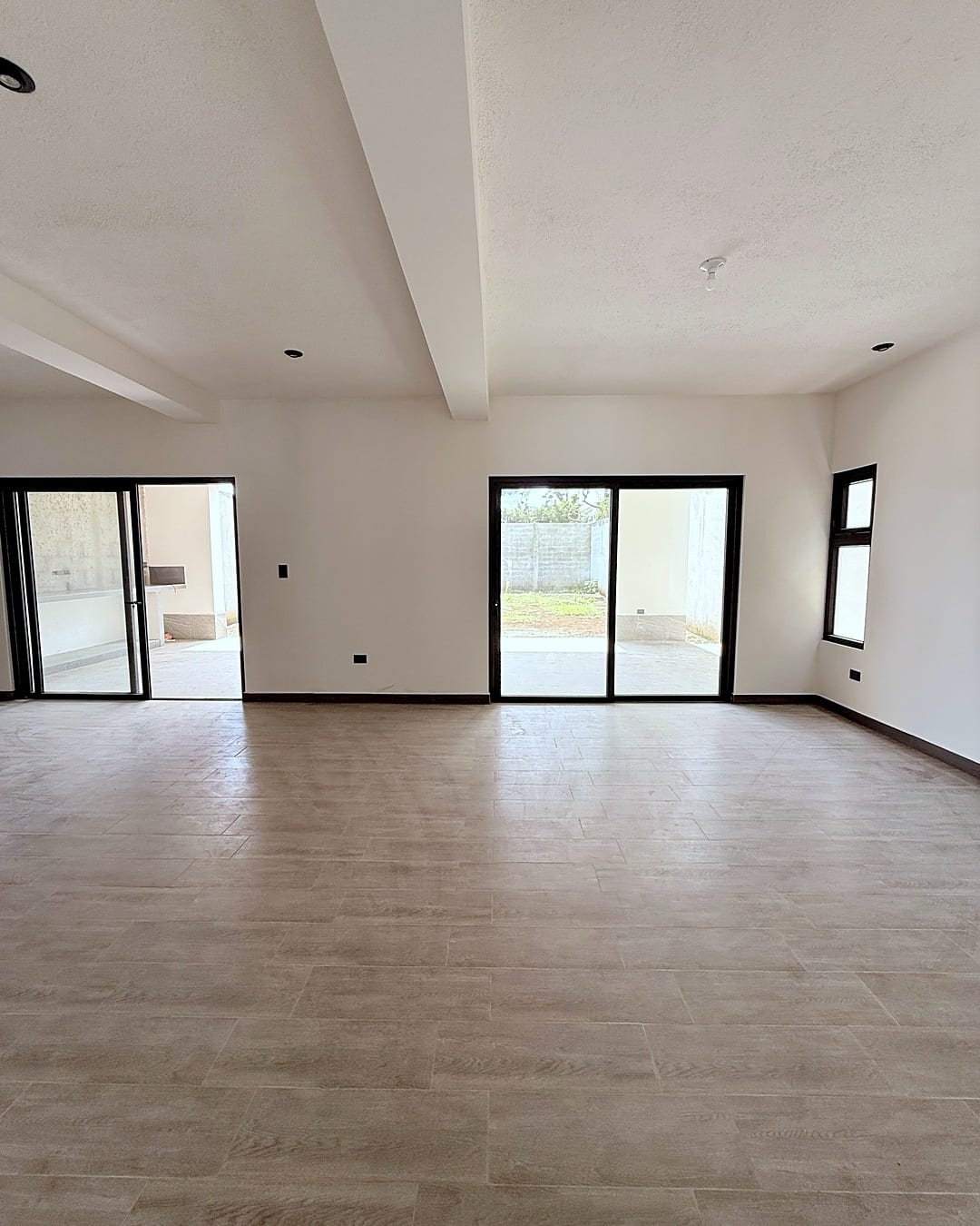 Casa en venta NUEVA | 4 habitaciones | 5 parqueos | Jardín — Casa en Venta en Arrazola Panorama, Carretera a El Salvador, Guatemala, Ciudad — foto 1 de 16