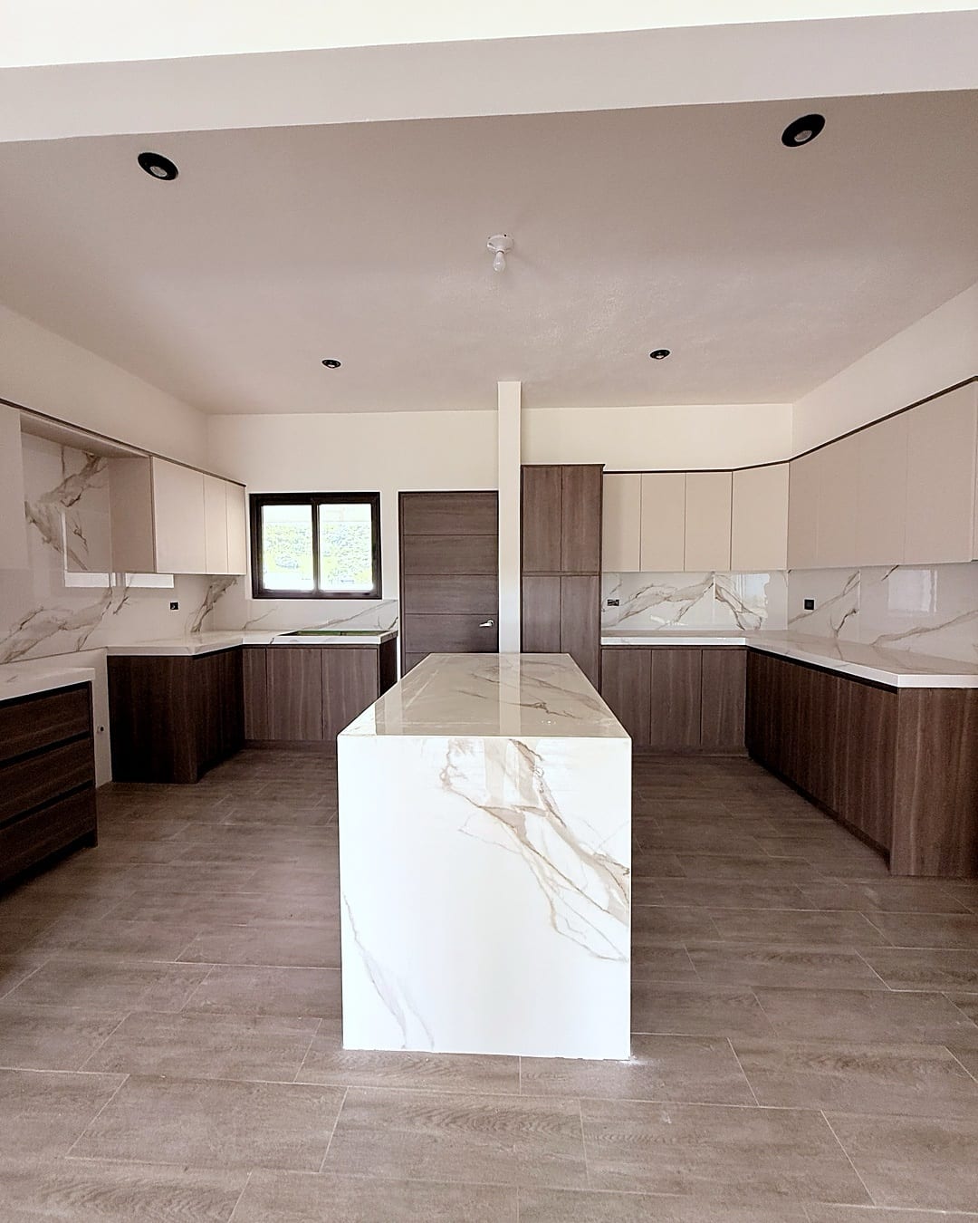 Casa en venta NUEVA | 4 habitaciones | 5 parqueos | Jardín — Casa en Venta en Arrazola Panorama, Carretera a El Salvador, Guatemala, Ciudad — foto 7 de 16