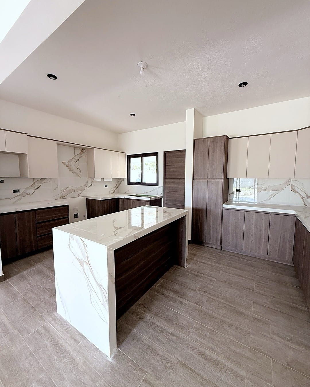 Casa en venta NUEVA | 4 habitaciones | 5 parqueos | Jardín — Casa en Venta en Arrazola Panorama, Carretera a El Salvador, Guatemala, Ciudad — foto 8 de 16