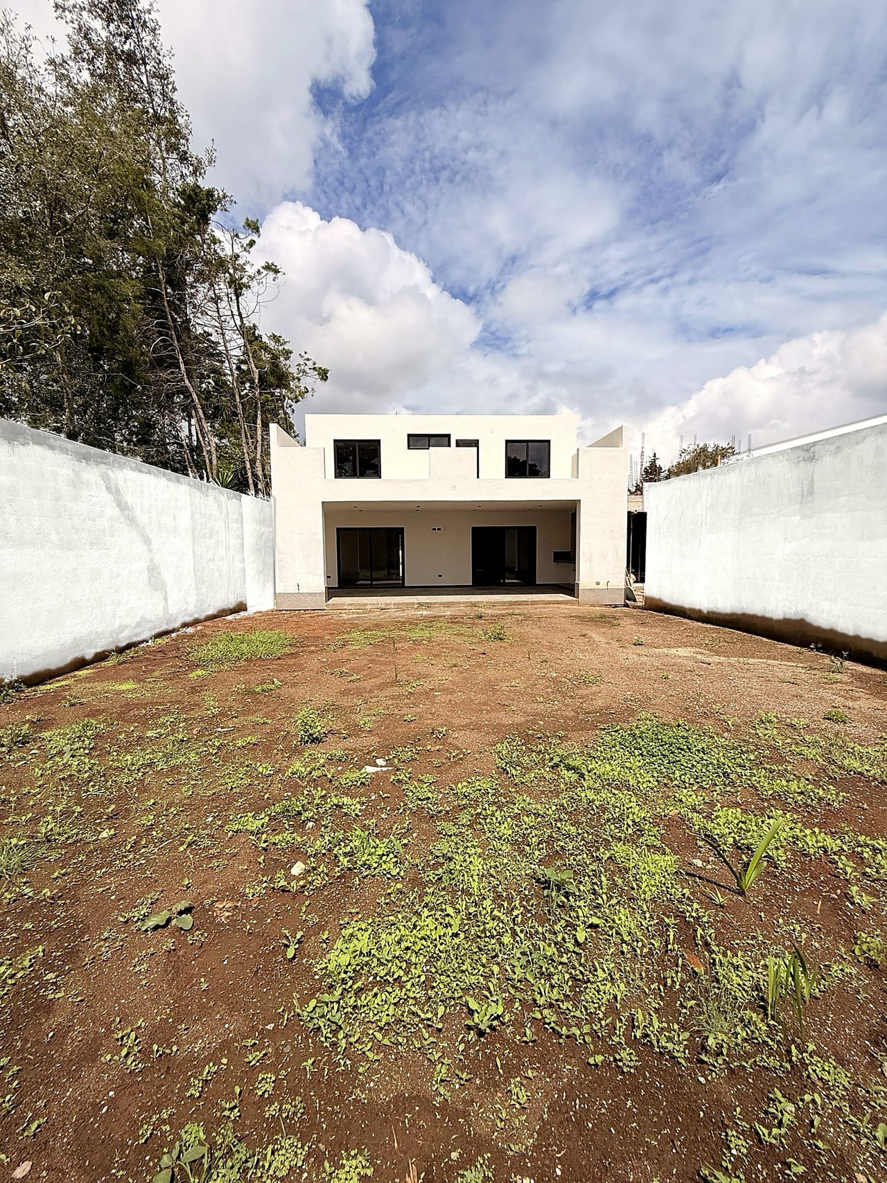 Casa en venta NUEVA | 4 habitaciones | 5 parqueos | Jardín — Casa en Venta en Arrazola Panorama, Carretera a El Salvador, Guatemala, Ciudad — foto 14 de 16