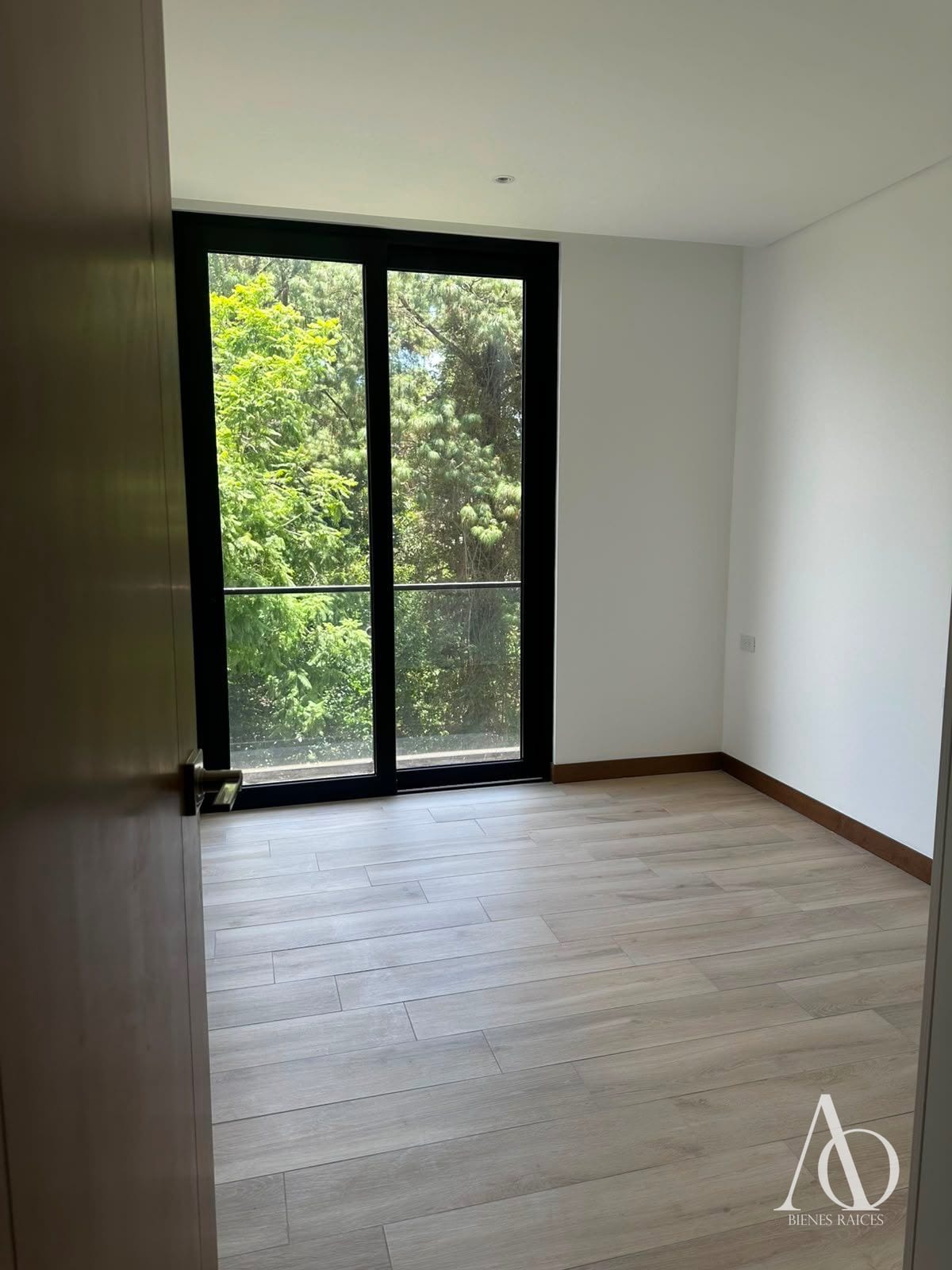 Apartamento en Alquiler Edificio Ferré Diez, zona 10 N4 / EN DIRECTO — Apartamento en Alquiler en Ferré Diez, Zona 10, Guatemala, Ciudad — foto 12 de 14