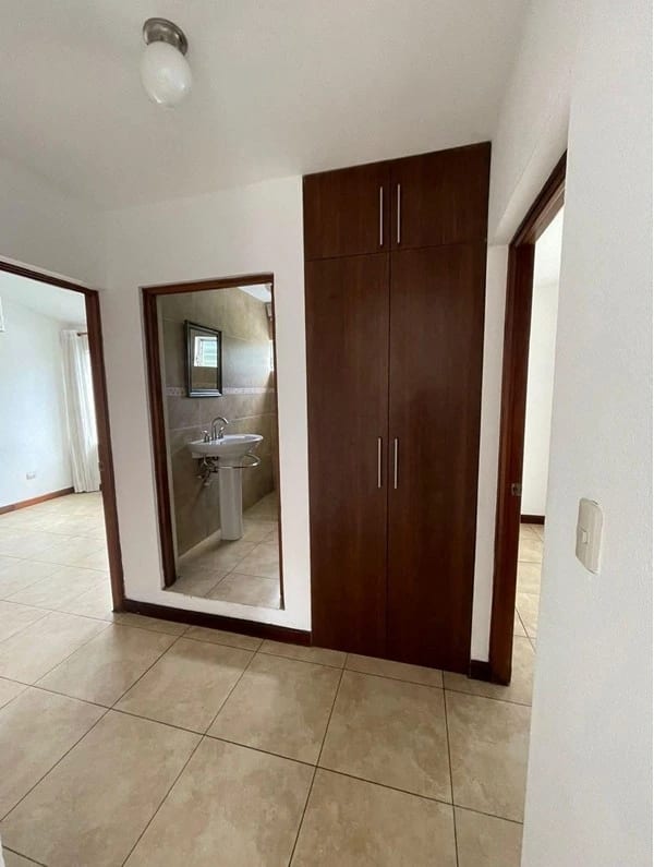 Z.14 la Villa Alquilo Hermosa Casa — Casa en Alquiler en Zona 14, Guatemala, Ciudad — foto 10 de 14