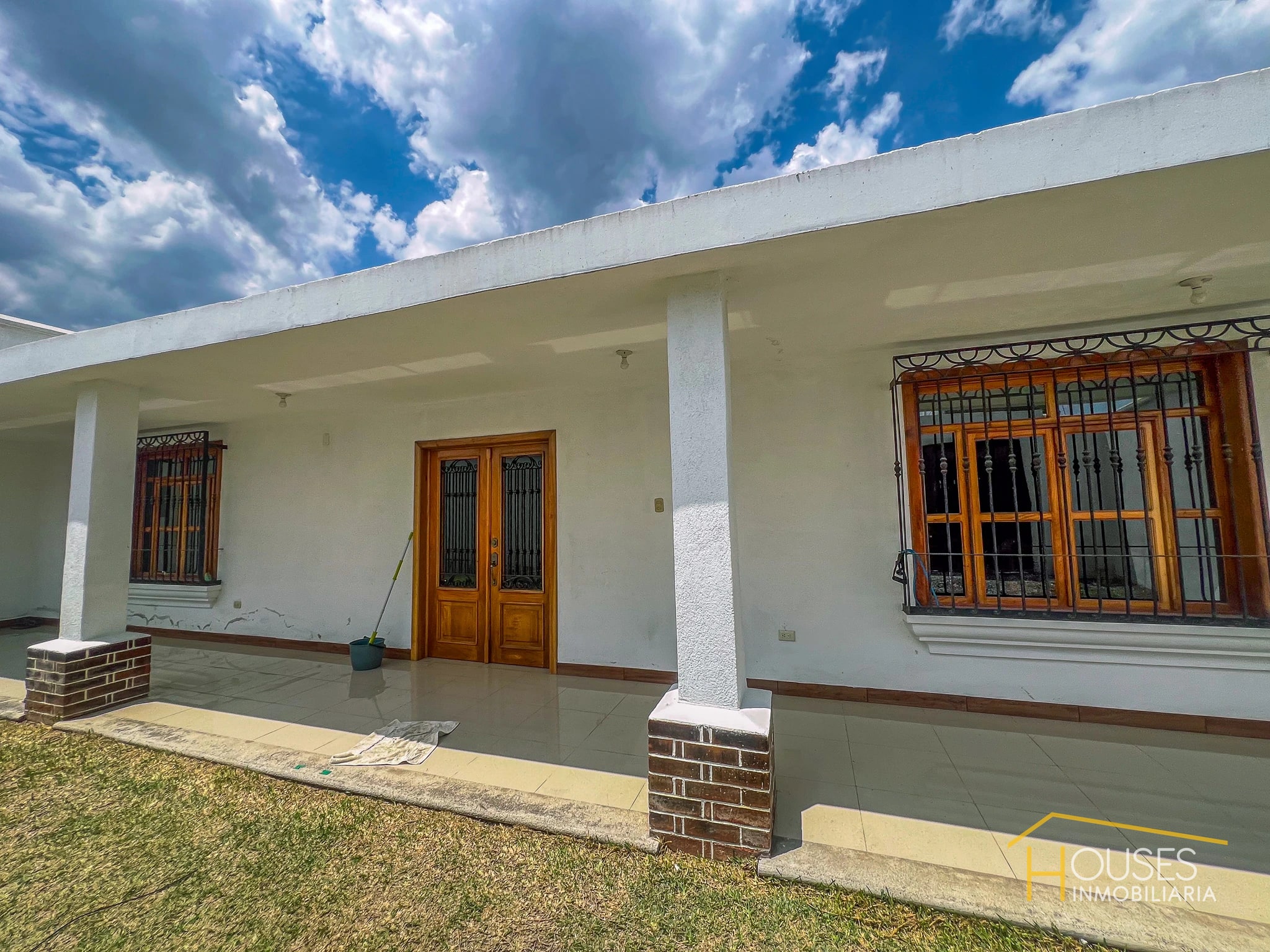 Rento Casa en San Pedro las Huertas, Antigua G. — Casa en Alquiler en San Pedro Las Huertas, Antigua, Sacatepéquez — foto 1 de 14