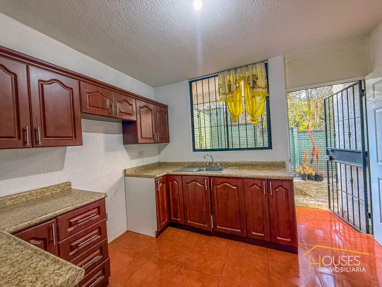 Rento Casa en Condominio San Telmo, San Lucas Sacatepéquez — Casa en Alquiler en San Lucas Sacatepéquez, Sacatepéquez — foto 7 de 17
