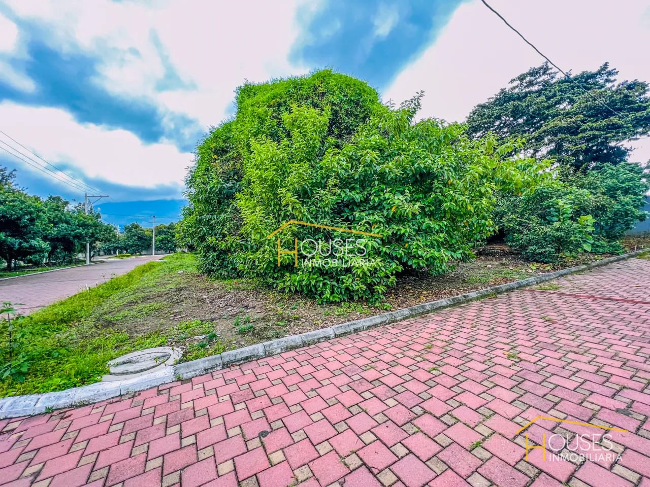TERRENO DE ESQUINA EN VENTA EN RESIDENCIAL ENTRE VOLCANES, SAN MIGUEL DUEÑAS — Terreno en Venta en San Miguel Dueñas, Sacatepéquez — foto 1 de 11