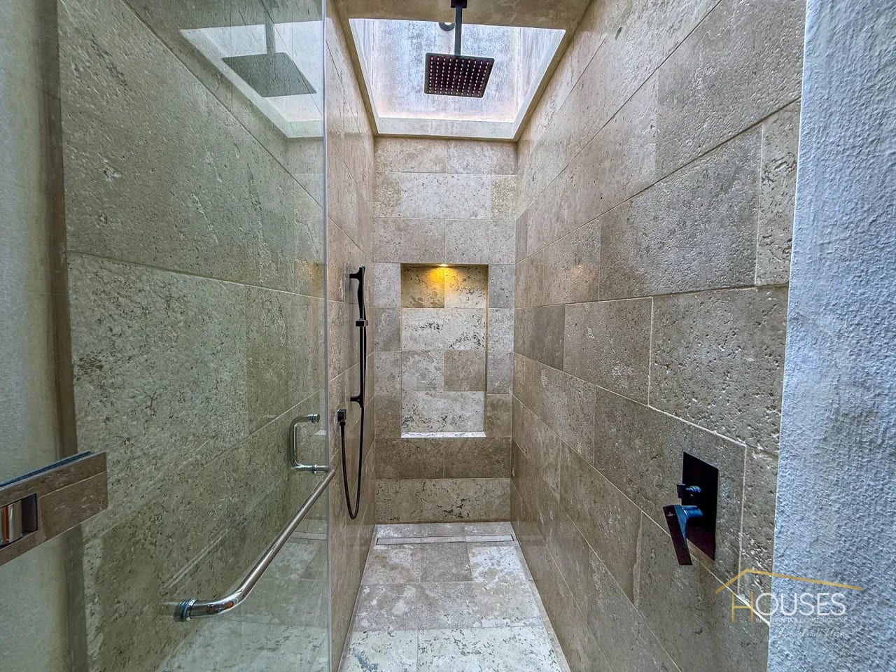 Vendo Casa de esquina en Paseo Antigua, Antigua Guatemala — Casa en Venta en Antigua, Sacatepéquez — foto 11 de 15