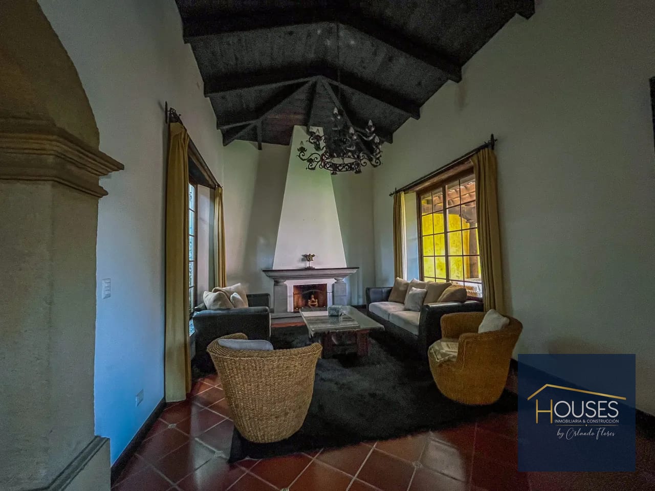 Sala — Casa en Renta Dentro de Residencial | Antigua Guatemala — Casa en Alquiler en El Monasterio, Antigua, Sacatepéquez — foto 3 de 16