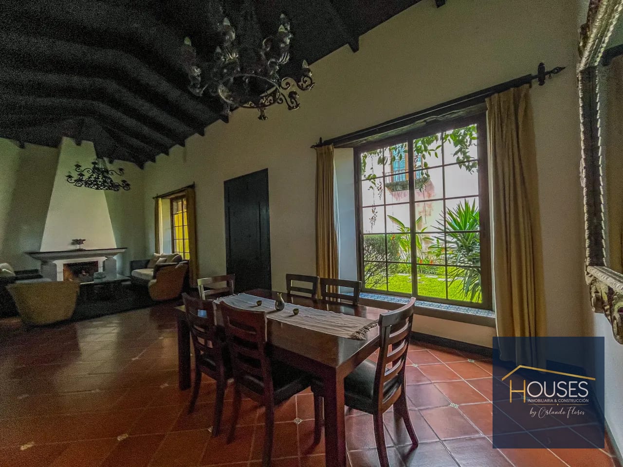 Comedor — Casa en Renta Dentro de Residencial | Antigua Guatemala — Casa en Alquiler en El Monasterio, Antigua, Sacatepéquez — foto 5 de 16