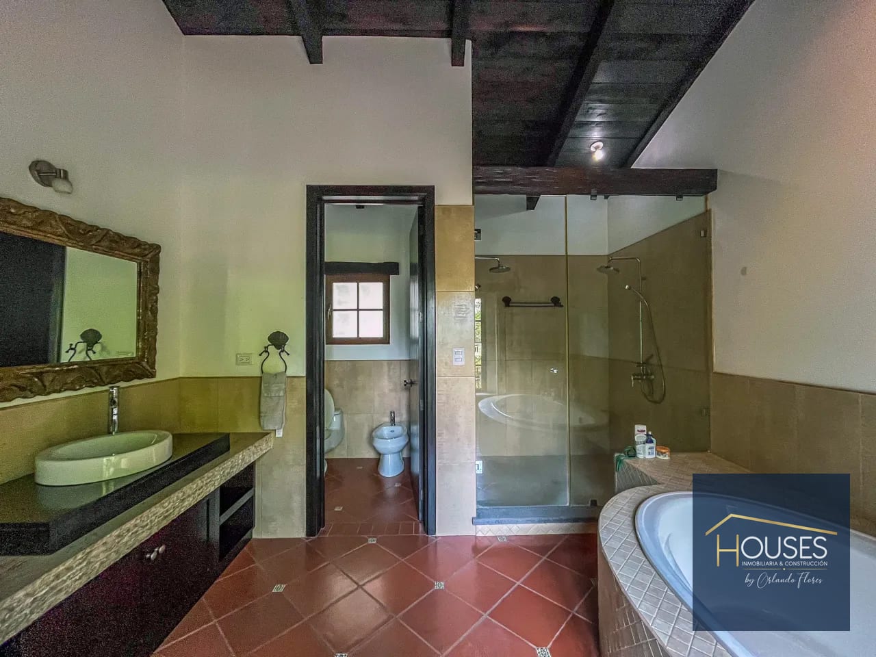 Baño — Casa en Renta Dentro de Residencial | Antigua Guatemala — Casa en Alquiler en El Monasterio, Antigua, Sacatepéquez — foto 10 de 16