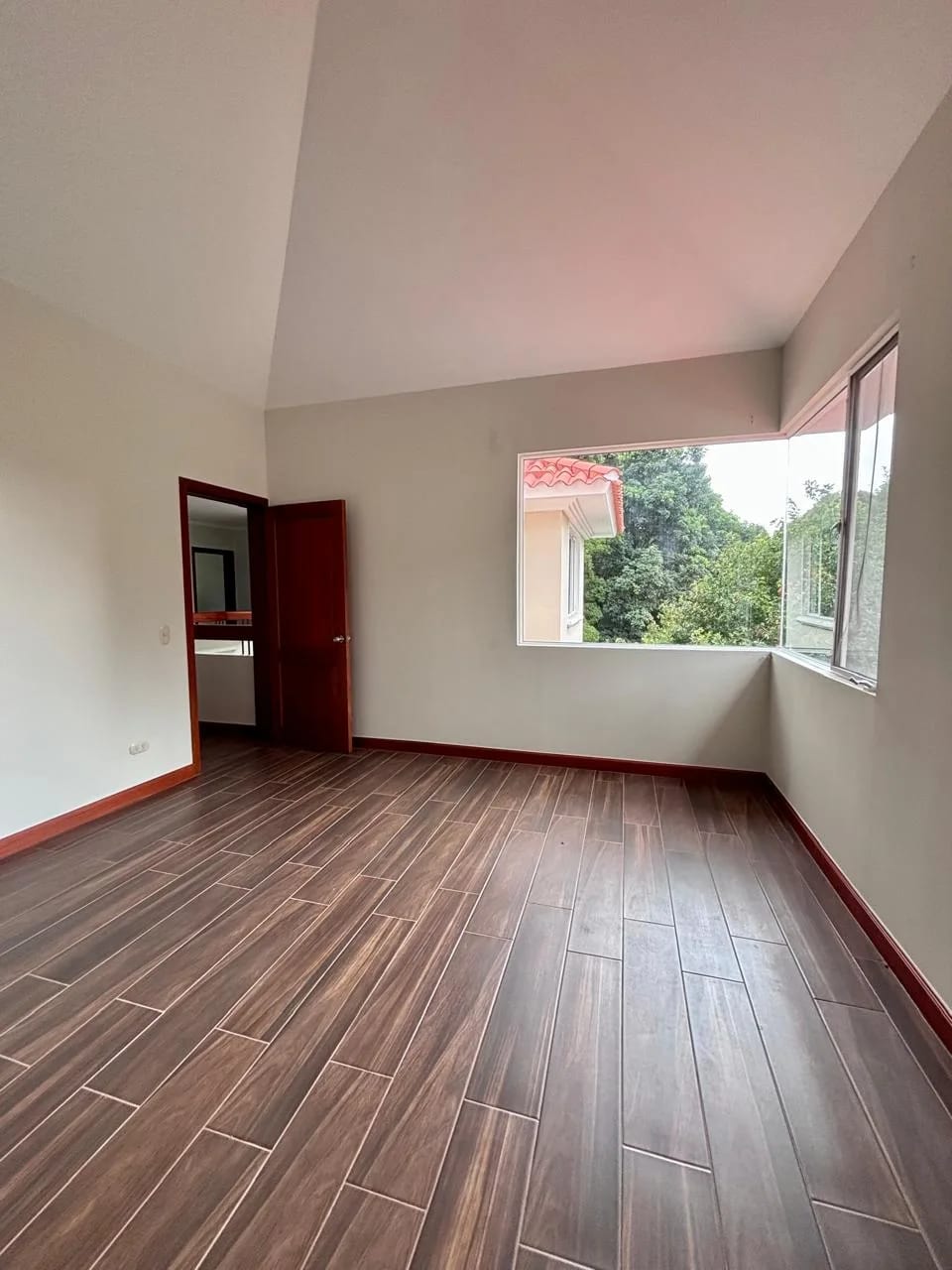 Rento casa de dos niveles Portal del Bosque 2 CES — Casa en Alquiler en Portal del Bosque II, Carretera a El Salvador, Guatemala, Ciudad — foto 8 de 12