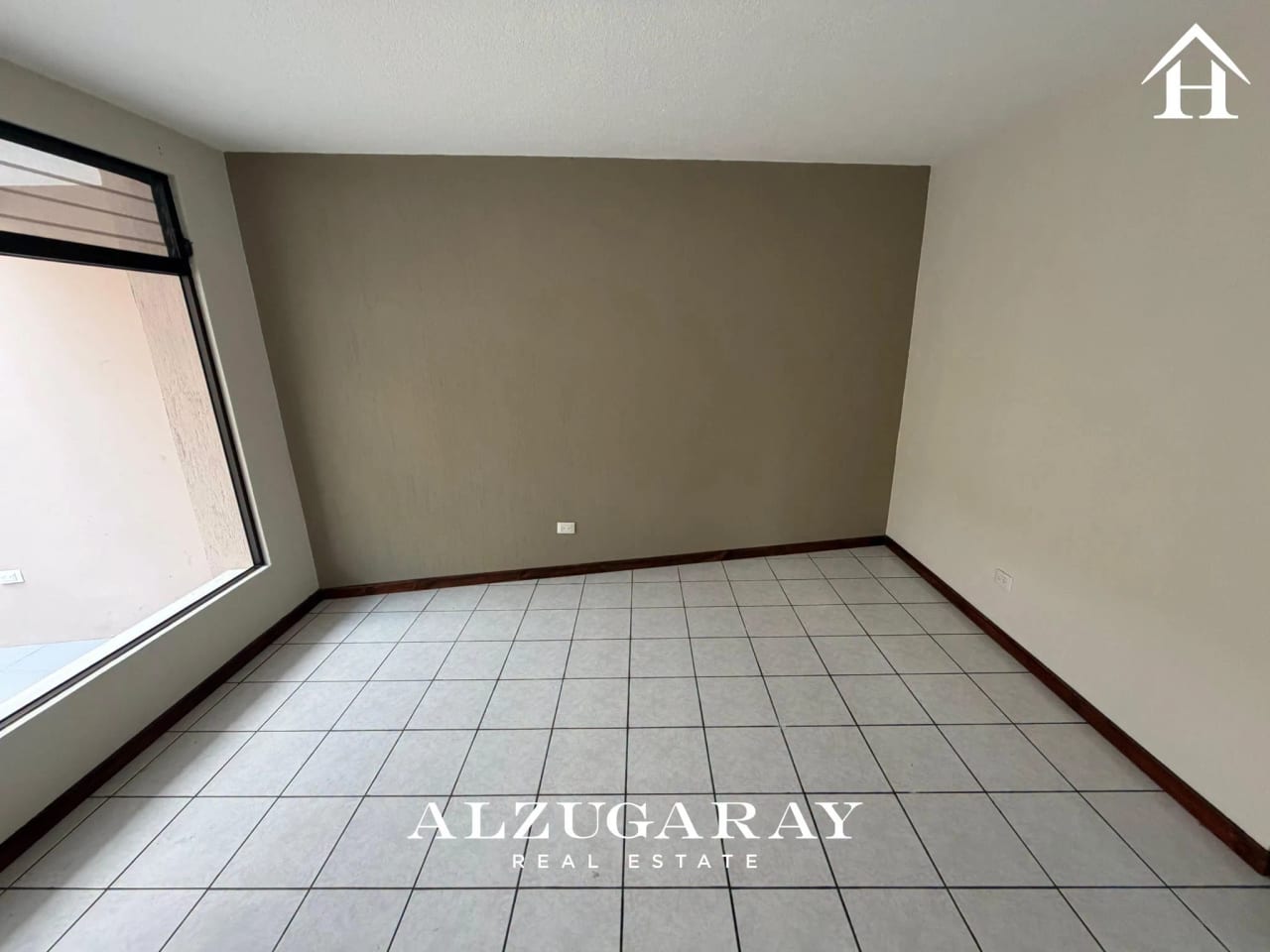 CASA AMPLIA, REMODELADA 3 HAB / AV. HINCAPIE ZONA 13 — Casa en Alquiler en Colonia Santa Fé, Zona 13, Guatemala, Ciudad — foto 3 de 10