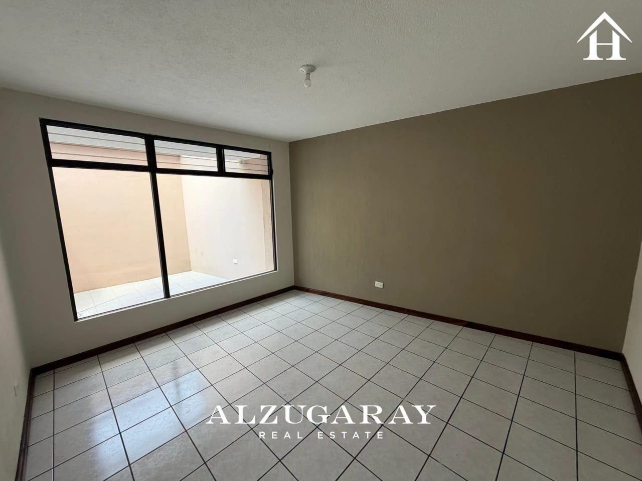 CASA AMPLIA, REMODELADA 3 HAB / AV. HINCAPIE ZONA 13 — Casa en Alquiler en Colonia Santa Fé, Zona 13, Guatemala, Ciudad — foto 2 de 10