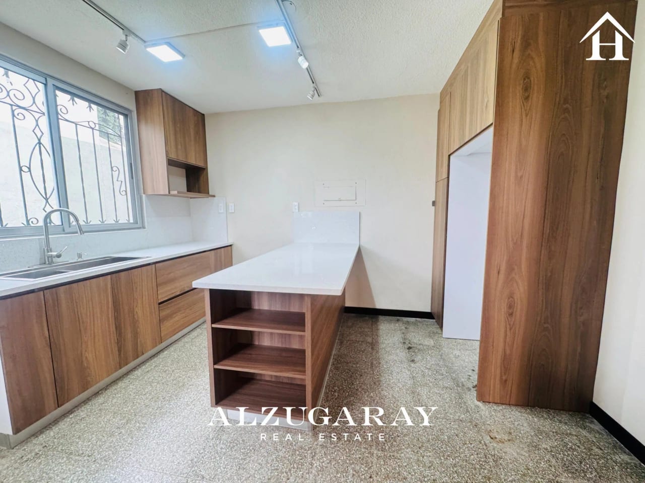 CASA CON AMPLIO JARDIN 5 HAB. / CONDOMINIO Z. 15 — Casa en Alquiler en Zona 15, Guatemala, Ciudad — foto 4 de 8