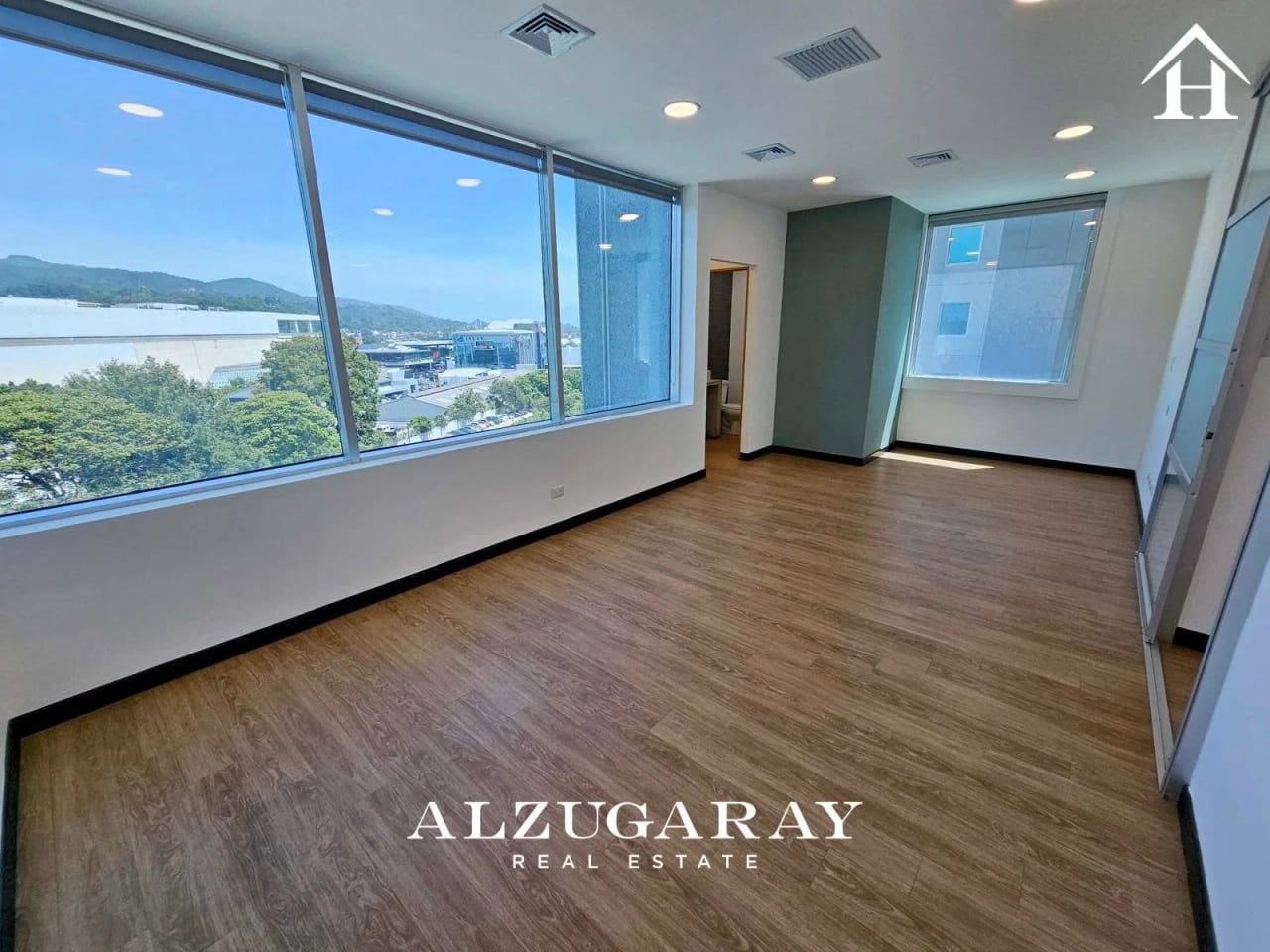 Oficina en Renta Z.10 98 MT2 / Zona Pradera — Oficina en Alquiler en Zona Pradera, Zona 10, Guatemala, Ciudad — foto 1 de 10