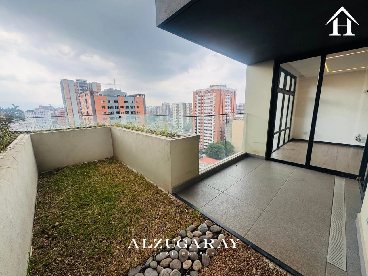 Apartamento con Jardín 3 Hab. | Edificio en Zona 10 — Apartamento en Alquiler en Zona 10, Guatemala, Ciudad — foto 2 de 11