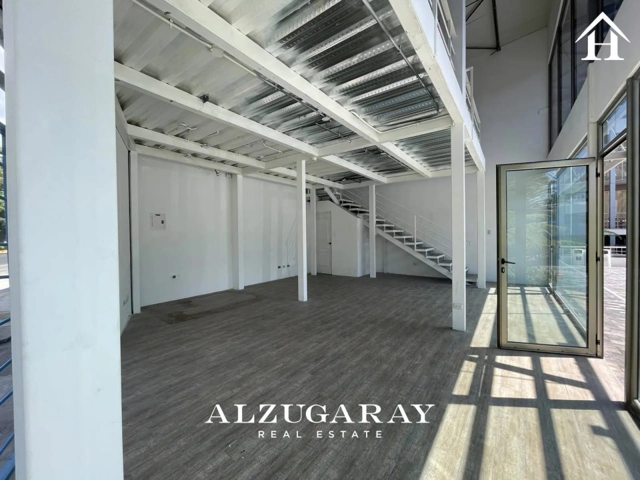 Local Comercial en Renta 80 MT2 | Plaza Comercial Z.14 — Apartamento en Alquiler en Zona 14, Guatemala, Ciudad — foto 1 de 6