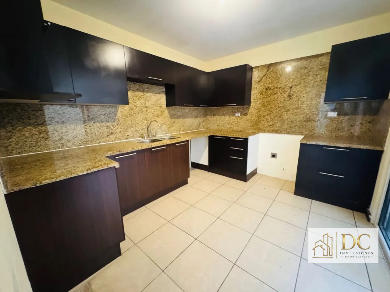 đ CASA EN VENTA â 3 HAB + JARDĂN Y SALA FAMILIAR | ENSENADA DE SAN ISIDRO | ZONA 16 â Casa en Venta en Ensenada de San Isidro, Zona 16, Guatemala, Ciudad â foto 2 de 10