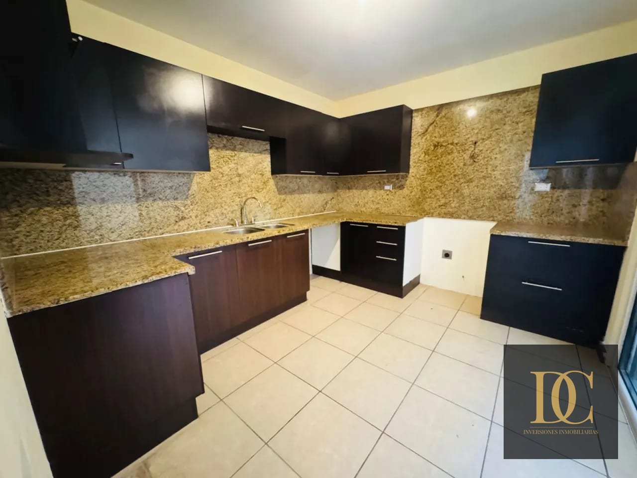 📍 Casa en Venta – 3 Hab + Jardín y Sala Familiar | Ensenada de San Isidro | Zona 16 — Casa en Venta en Ensenada de San Isidro, Zona 16, Guatemala, Ciudad — foto 2 de 10