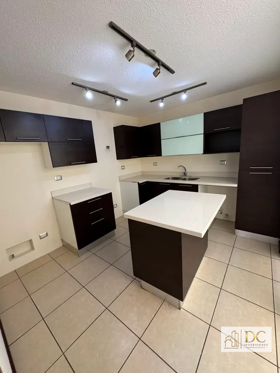 📍 Casa en Renta – 3 Hab + Jardín y Sala Familiar | Ensenada de San Isidro | Zona 16 — Casa en Alquiler en Ensenada de San Isidro, Zona 16, Guatemala, Ciudad — foto 3 de 17