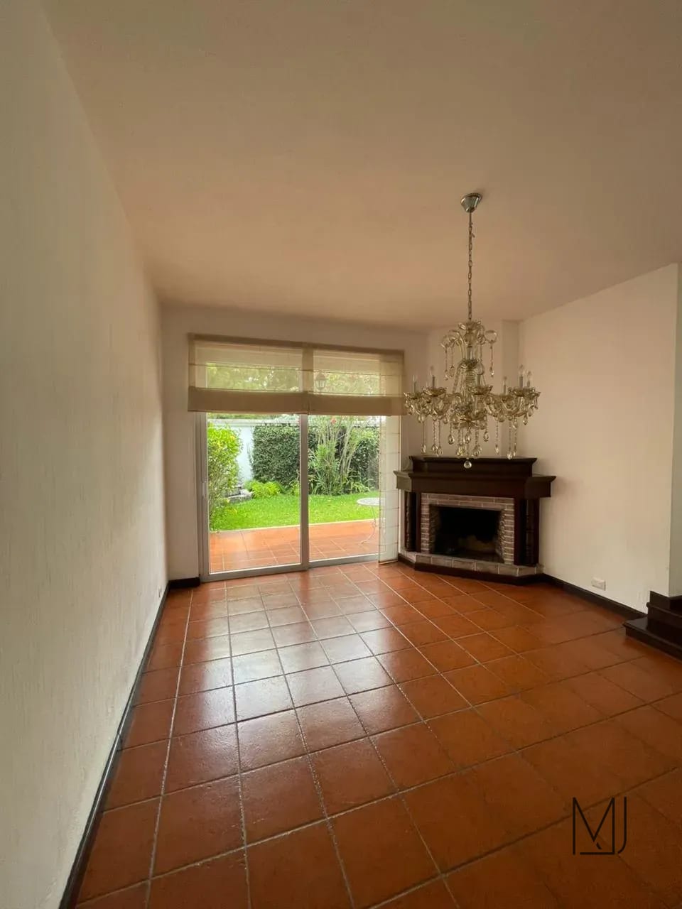 Casa en Alquiler | Residencial Fuentes I | Zona 16 | 4 habitaciones · Jardín con pérgola — Casa en Alquiler en Zona 16, Guatemala, Ciudad — foto 10 de 17
