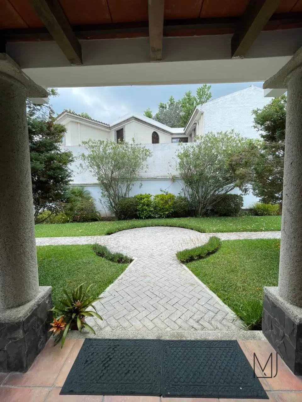 Casa en Alquiler | Residencial Fuentes I | Zona 16 | 4 habitaciones · Jardín con pérgola — Casa en Alquiler en Zona 16, Guatemala, Ciudad — foto 5 de 17